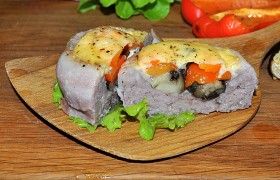 Котлеты с овощами, беконом и сыром