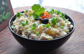 Салат из копченой рыбы с яйцом и овощами