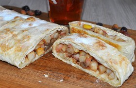 Рулет с яблоками из лаваша
