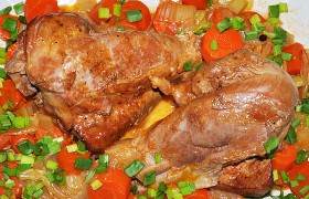 Ножки индейки, тушенные с овощами