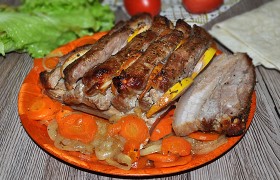 Свиная грудинка, запеченная с айвой