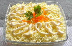 Куриный салат с корейской морковью и сыром
