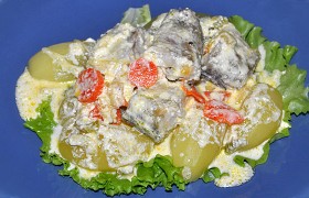 Минтай, тушенный с овощами в сливках