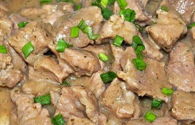 Тушеная свинина с луком