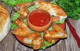 Запеченные куриные крылышки с соусом