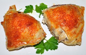 Куриные бедрышки, запеченные с грибами