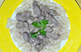 Тушеные куриные потрошки в сырном соусе