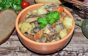 Копченые ребрышки с картофелем и грибами в мультиварке