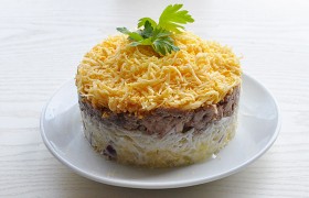 Салат из печени трески с картофелем, яйцом и сыром