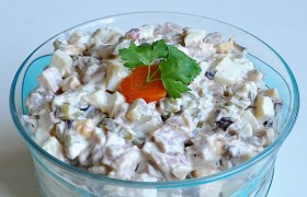 Салат с копченой курицей, яйцом и шампиньонами