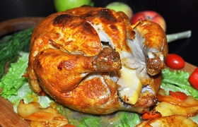 Запеченная курица, фаршированная айвой