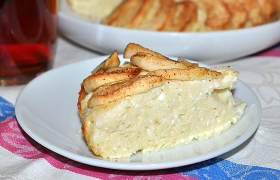 Шарлотка из творога с яблоками