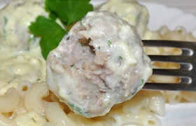 Мясные фрикадельки в сырно-сливочном соусе