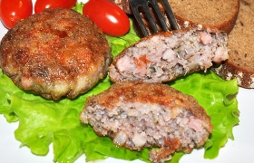 Котлеты из фарша с копченой грудинкой