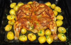 Запеченная целиком курица с картофелем
