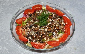 Салат с грибами и салатным миксом