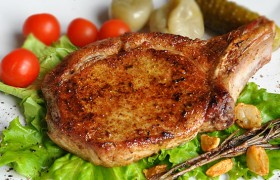 Стейк из корейки на кости