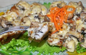 Жареное филе щуки под сыром с грибами