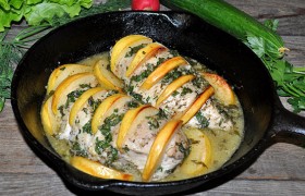 Запеченная куриная грудка с айвой