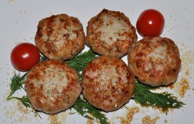 Мясные котлеты с ветчиной или грудинкой