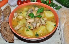 Тушеная свинина с картошкой и фасолью