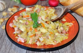 Капуста с мясопродуктами