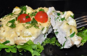 Куриное филе, запеченное с яблоками и сыром