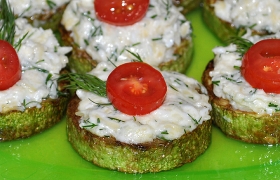 Жареные кабачки с сыром и помидорами