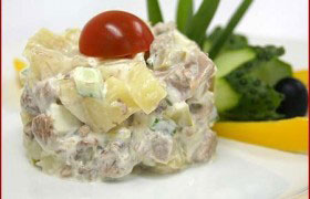 Салат из копченой свинины с ананасами
