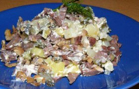 Сырный салат с грибами и фруктами