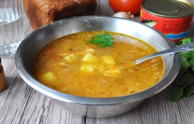 Скорый легкий суп с рыбными консервами