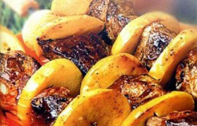 Шашлык с жареными яблоками
