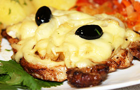 Мясо, запеченное с ананасами