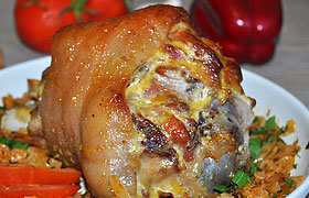 Свиная рулька, отваренная и запеченная