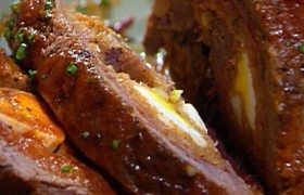 Праздничный рулет из говядины с начинкой