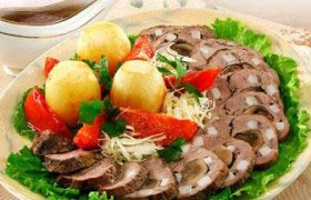 Шпигованная говядина, тушенная куском