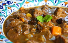 Тушеная баранина со сливами