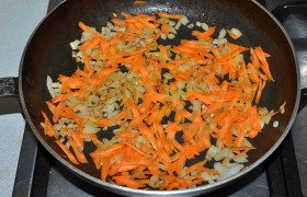 Чистим, мелко шинкуем лук, натираем морковку. В хорошо разогретое (средний огонь) растительное масло выкладываем лук и морковь, помешивая, 5-7 минут доводим до мягкости и пожелтения лука.
