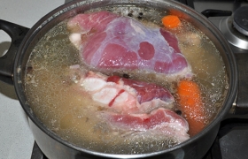 Мы готовим холодец из говядины и свинины, но мясо закладываем поочередно. К свиным ножкам через час добавляем говядину.