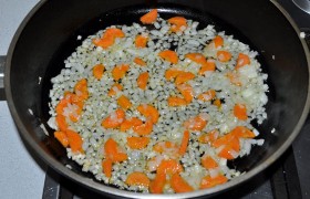 Итак, начинаем с моркови и лука, которые нарезаем и кладем в разогретую с маслом сковороду. Заодно ставим воду на суп на огонь. На среднем огне 5-6 минут овощи  пассеруются , мы порой помешиваем их. 