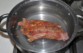 Копченое мясо кладем в холодную воду (2,5 л), после закипания накрываем, на малом огне варим минимум 20-30 минут, чтобы мясо отдало свой аромат и вкус бульону. 