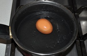 Для соуса в кипящую воду опускаем яйцо, держим 40-50 секунд. Окатываем холодной водой, разбиваем, все содержимое (включая тонкий слой белка на стенках яйца) перекладываем в чашу блендера. 