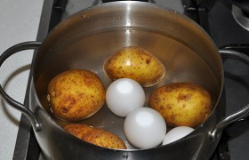 Отвариваем картофель и яйца, остужаем в холодной воде. Затем – чистим.