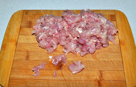 Куриное мясо (без кожи) рубим мелкими кусочками. Можно сделать обычный крупный фарш, но лучше порубить курятину ножами или использовать специальный нож для мясорубки.