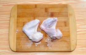 крылышки, которые отправляем сегодня в морозилку, а через несколько дней выбираем один из рецептов  жареной  курицы,  тушеной  или  запеченной  – и готовим. 