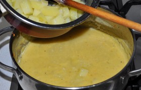 Добавляем в кастрюлю с супом готовый картофель из второй кастрюльки.