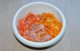 Вот теперь добавляем в миску, где у нас фарш с рисом, помидоры и лук с морковкой, порубленную зелень. Вымешиваем, пробуем на соль.