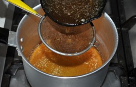 Для соуса процеживаем в ковшик 2-3 поварешки бульона из кастрюли.
