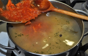 Спустя 3-5 минут варки выкладываем в суп заправку и фасоль, пробуем на соль. Под крышкой довариваем наш суп 5-7 минут. 