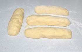 Делим на 4 части и скатываем колбаски толщиной 40-50 мм. Это можно делать влажными руками.